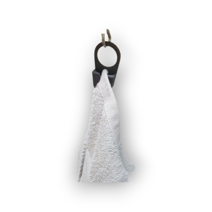 En Håndklædeholder holder et håndklæde.